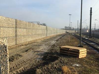 Vilshofen a. Donau, Lärmschutzgabionen, Neubau der Lärmschutzwand mit Gabionen, am Bahnhof Seite Bahnhofstraße.