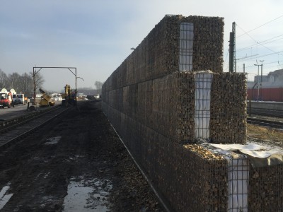 Vilshofen a. Donau, Lärmschutzgabionen, Neubau der Lärmschutzwand mit Gabionen, am Bahnhof Seite Bahnhofstraße.