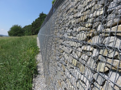 Ortenburg, Böschungssicherung mit Zaunaufbau