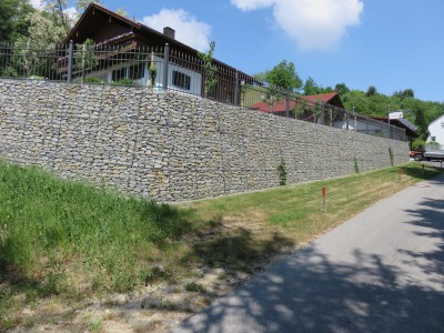 Ortenburg, Böschungssicherung mit Zaunaufbau