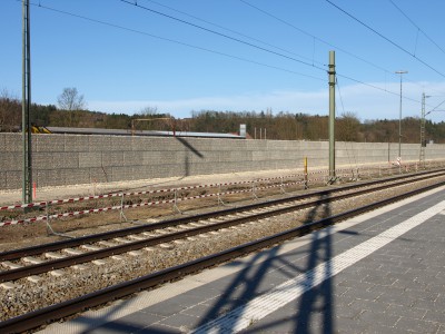 Vilshofen a. Donau, Lärmschutzgabionen, Neubau der Lärmschutzwand mit Gabionen, am Bahnhof Seite Bahnhofstraße.