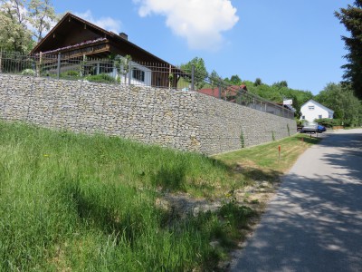 Ortenburg, Böschungssicherung mit Zaunaufbau