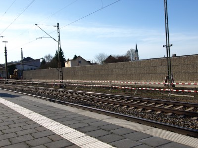 Vilshofen a. Donau, Lärmschutzgabionen, Neubau der Lärmschutzwand mit Gabionen, am Bahnhof Seite Bahnhofstraße.