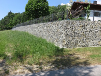 Ortenburg, Böschungssicherung mit Zaunaufbau