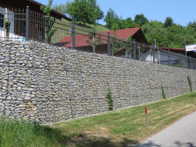 Ortenburg, Böschungssicherung mit Zaunaufbau